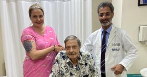 Mr. Sorrells & his daughter with Dr Shafiq Ahmed, happy after the successful kidney transplant in India